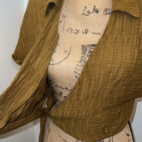 Forever 21 Textured Wrap Top Blouse - Picture 6 of 8